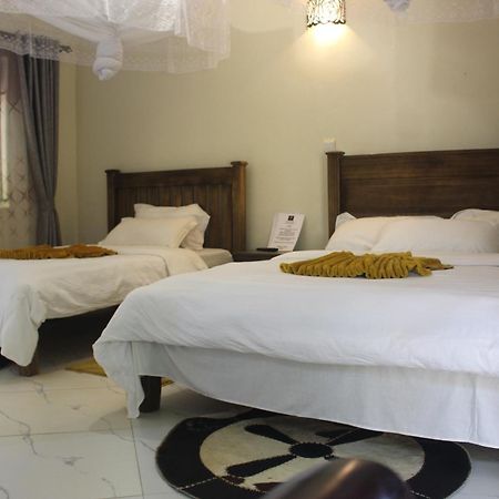 Montane Safaris Hotel Fort Portal Buitenkant foto