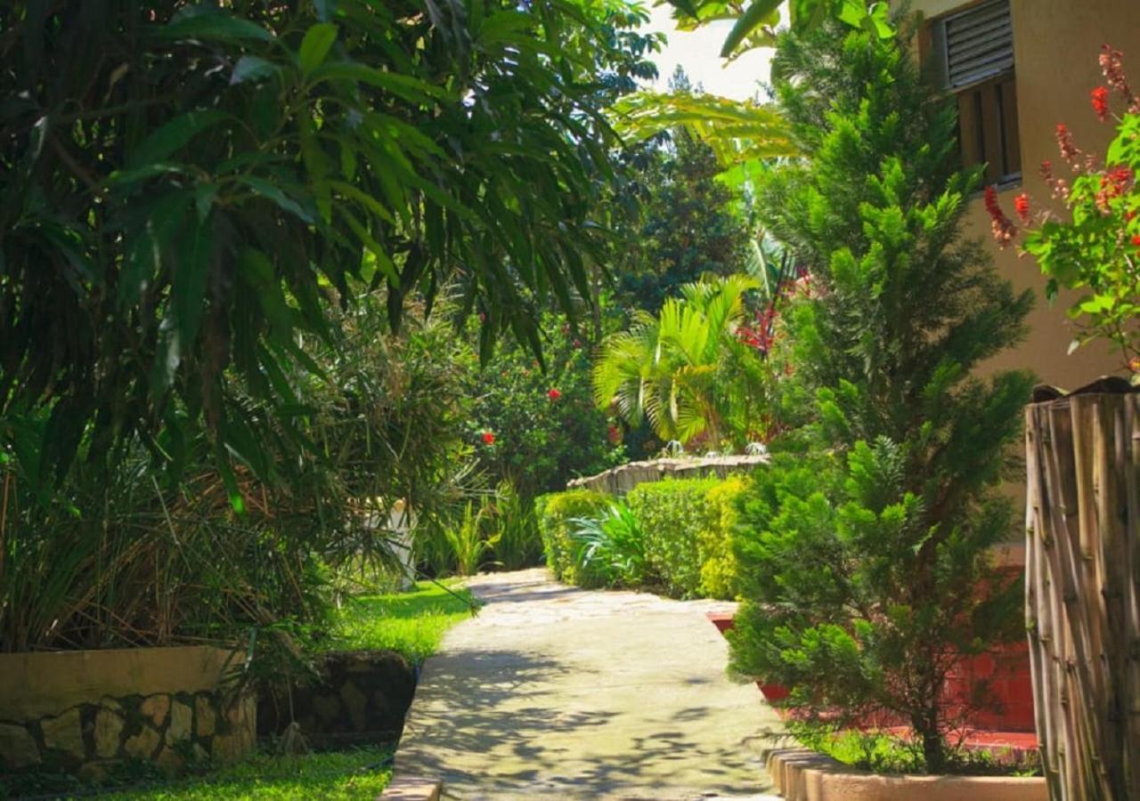 Montane Safaris Hotel Fort Portal Buitenkant foto