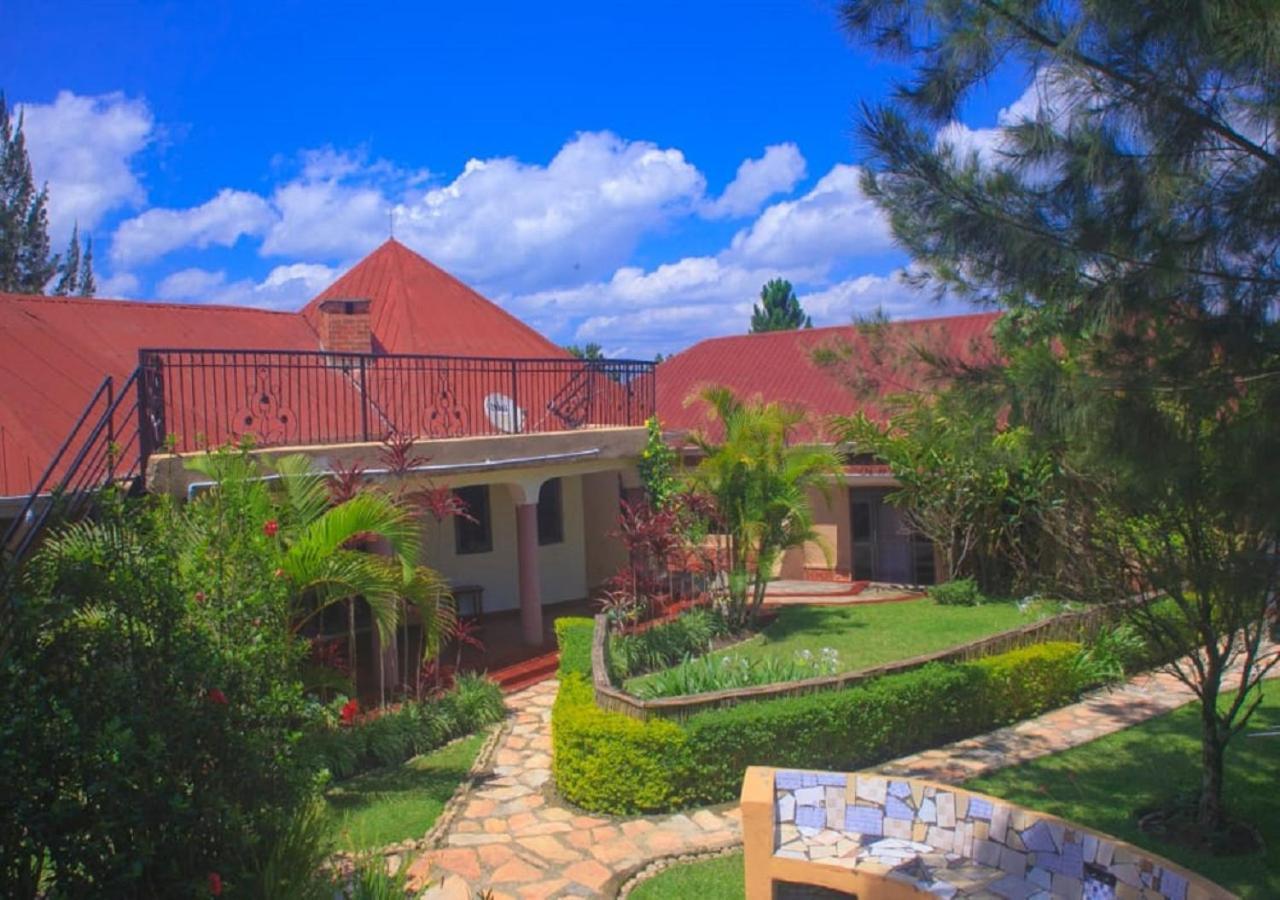 Montane Safaris Hotel Fort Portal Buitenkant foto