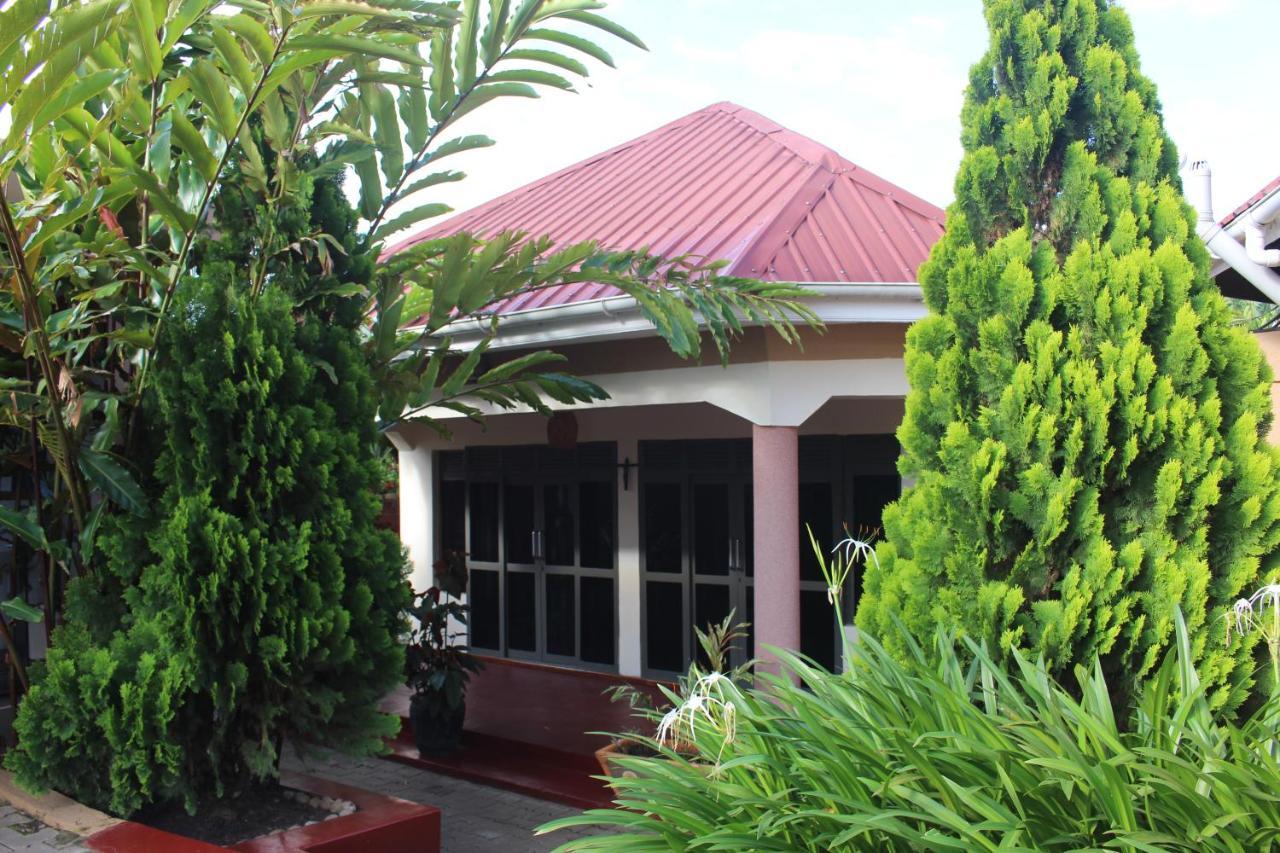 Montane Safaris Hotel Fort Portal Buitenkant foto