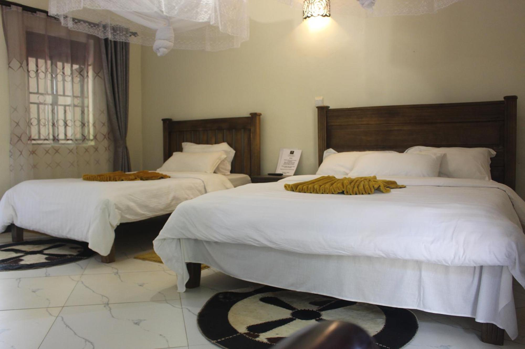 Montane Safaris Hotel Fort Portal Buitenkant foto
