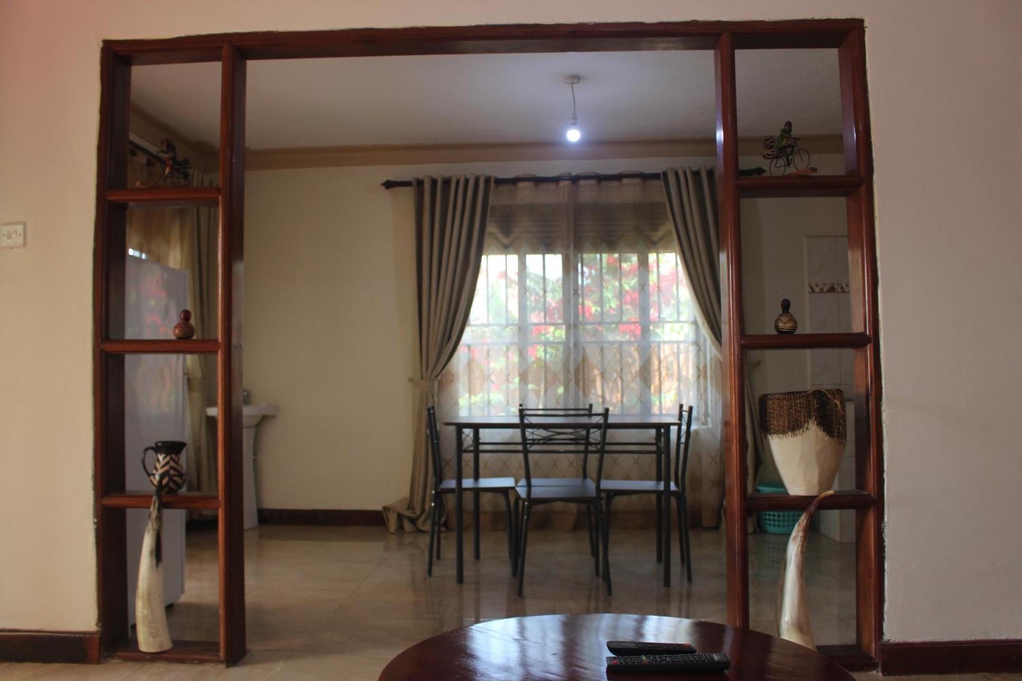 Montane Safaris Hotel Fort Portal Buitenkant foto