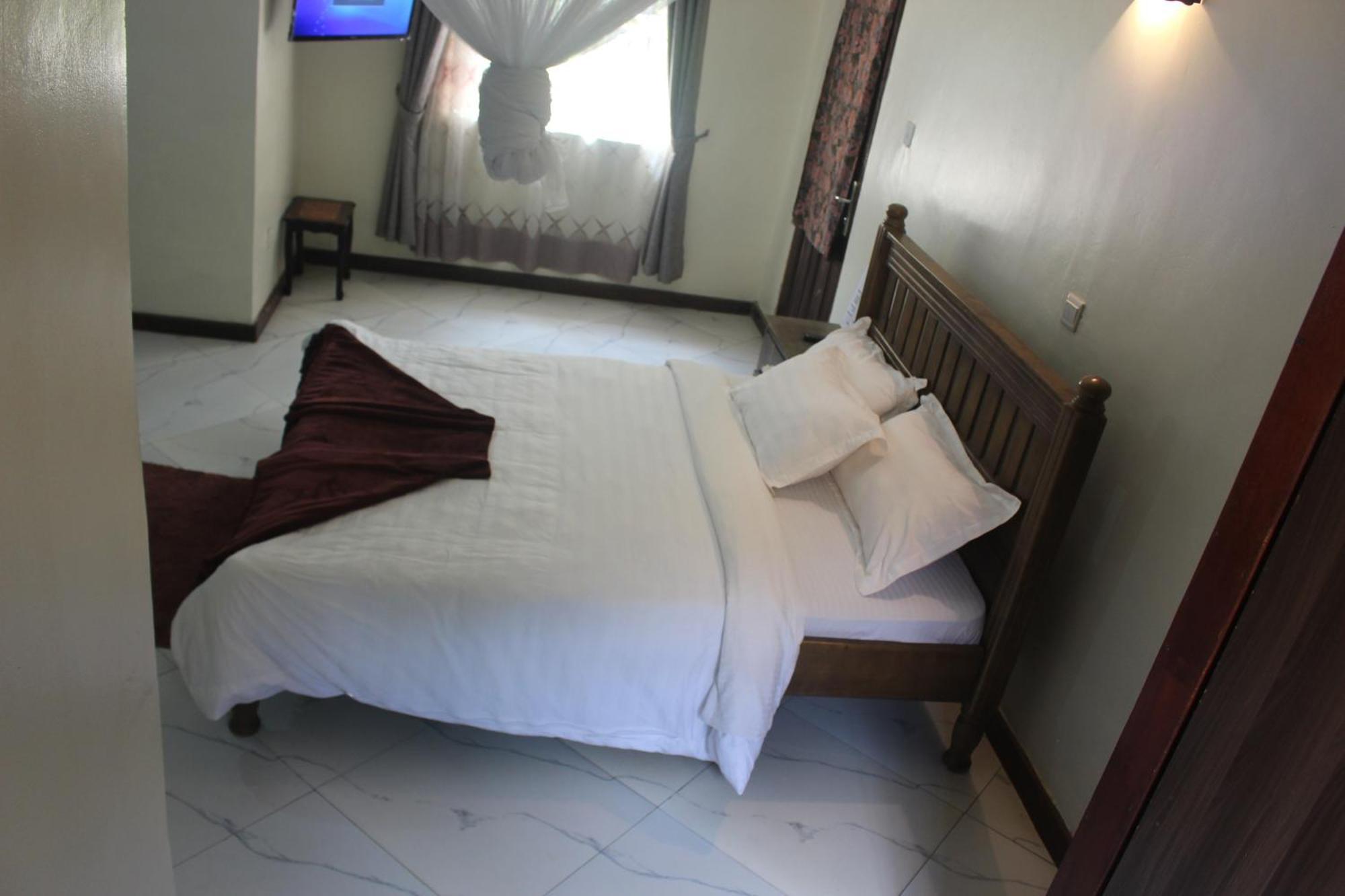 Montane Safaris Hotel Fort Portal Buitenkant foto