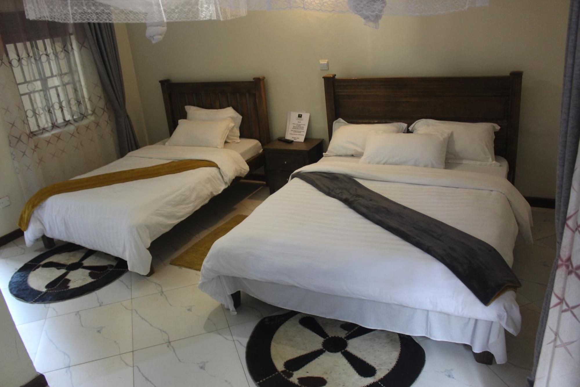 Montane Safaris Hotel Fort Portal Buitenkant foto