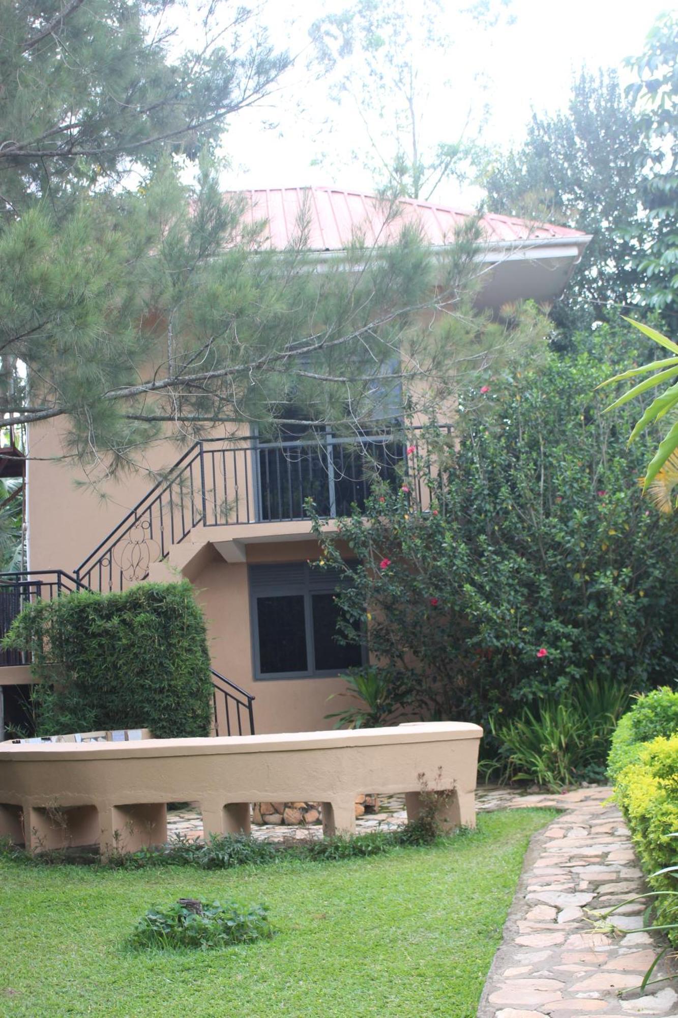 Montane Safaris Hotel Fort Portal Buitenkant foto