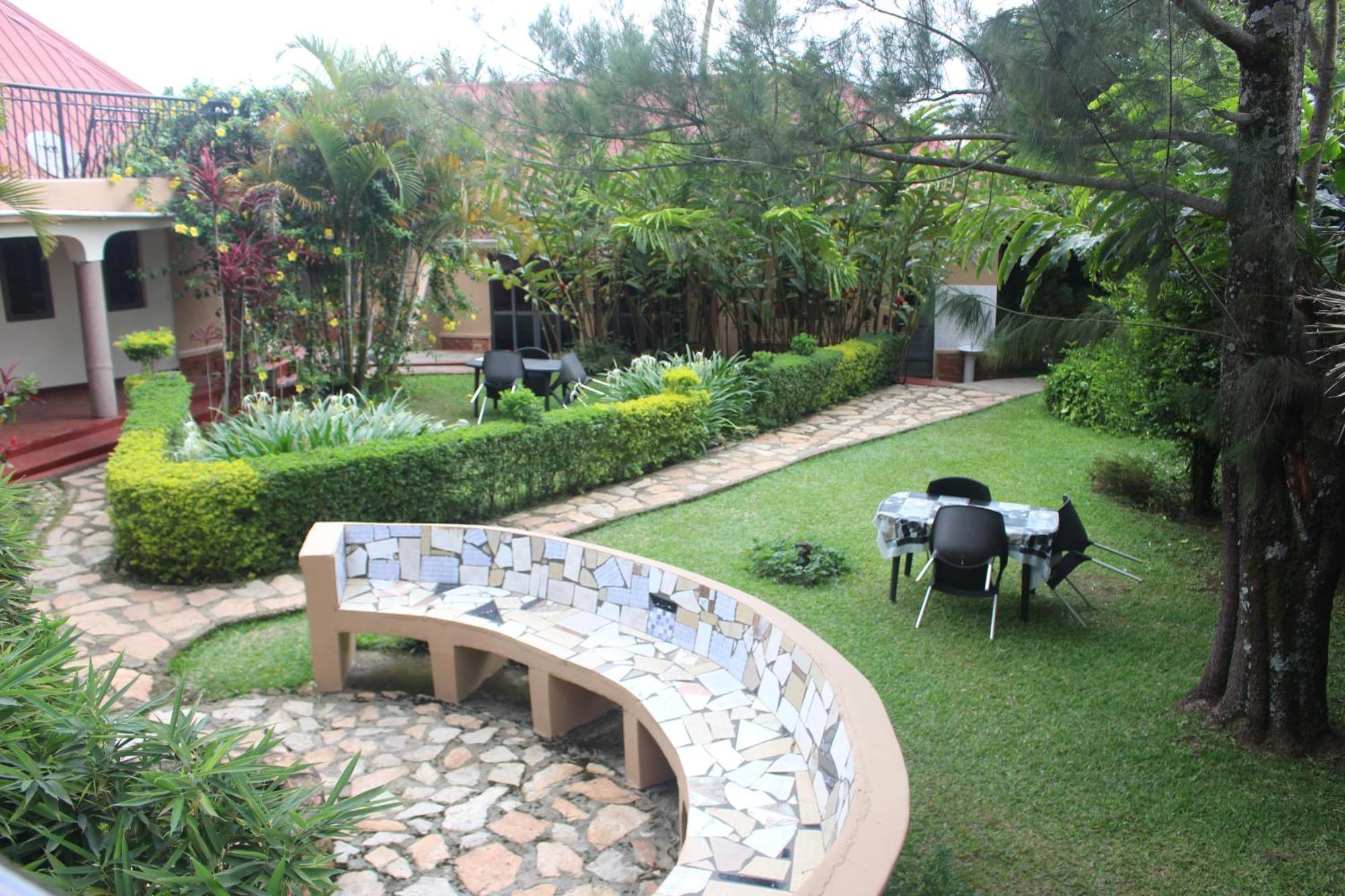 Montane Safaris Hotel Fort Portal Buitenkant foto