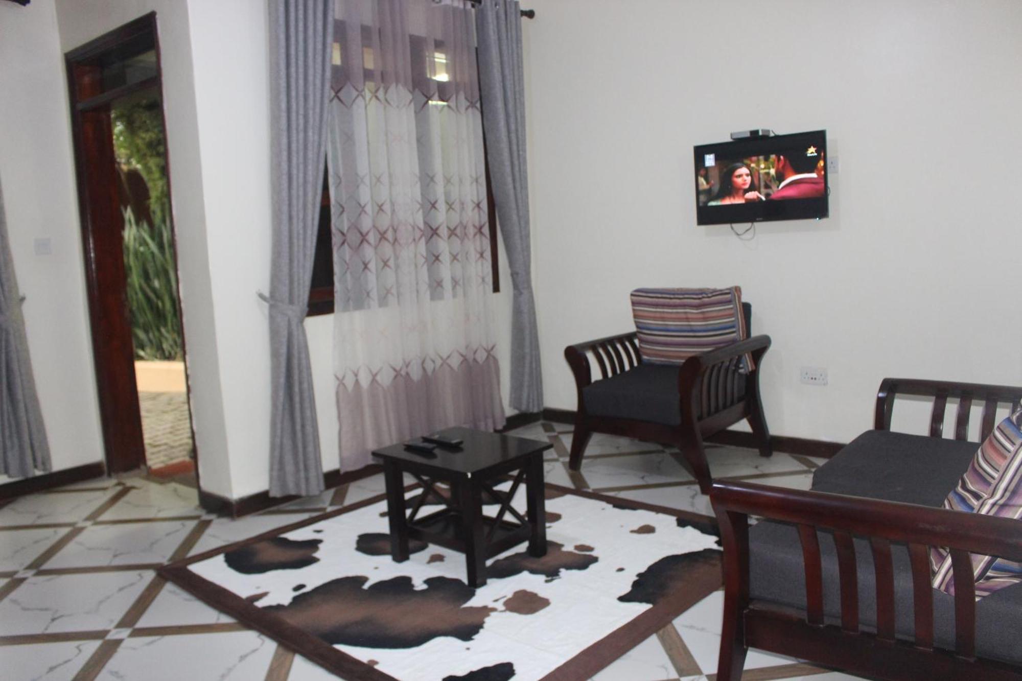 Montane Safaris Hotel Fort Portal Buitenkant foto