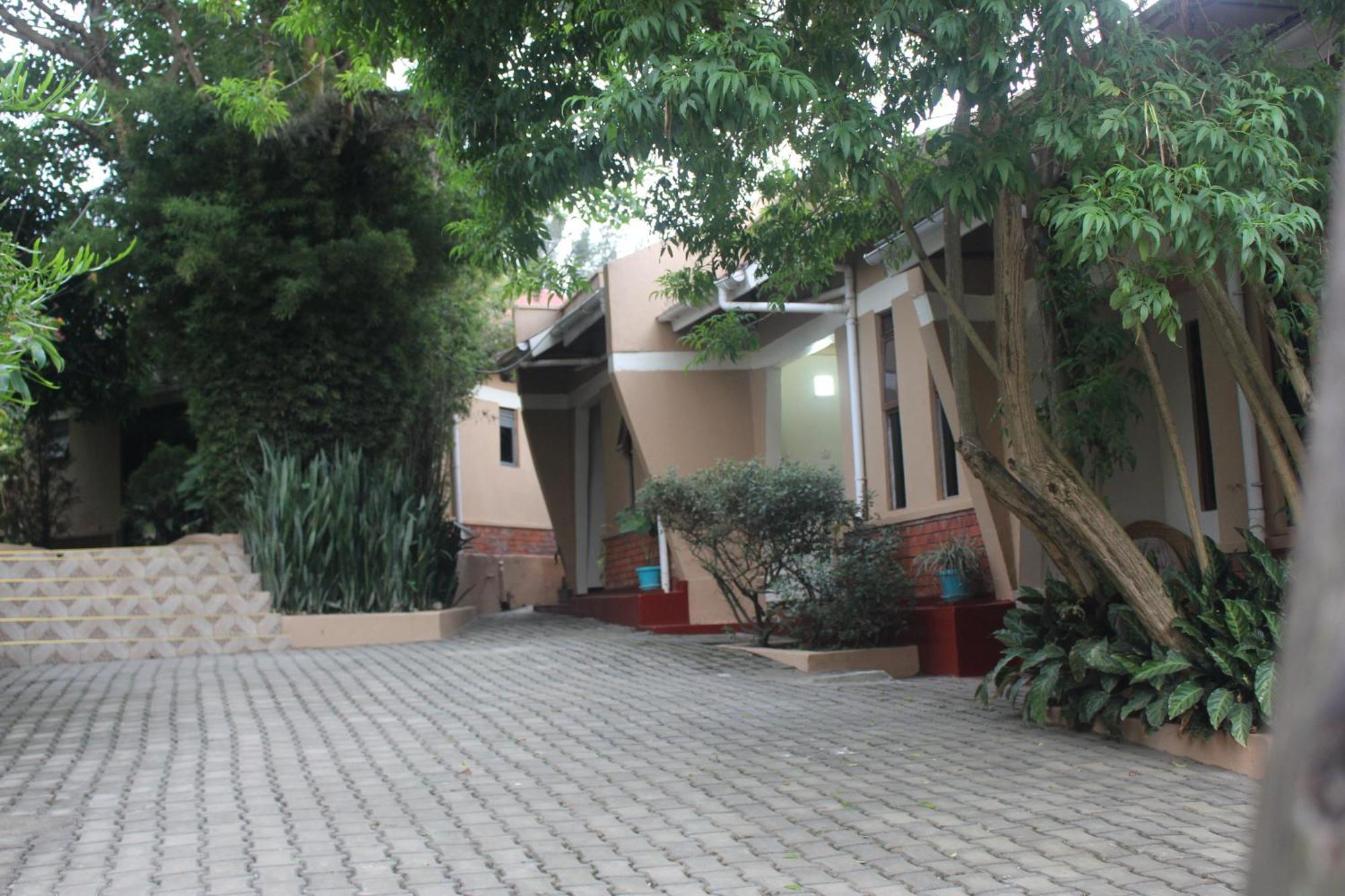 Montane Safaris Hotel Fort Portal Buitenkant foto